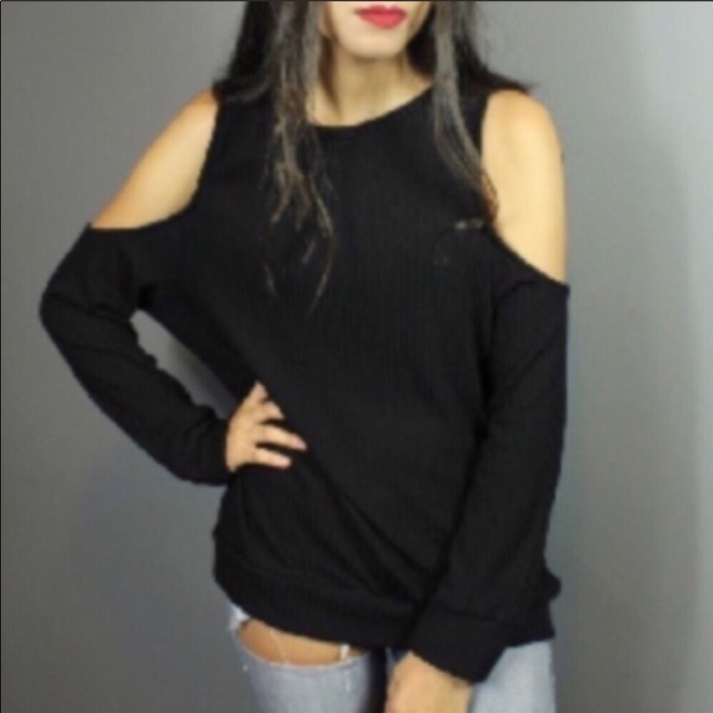 Beautiful cold shoulder long sleeve top 💕